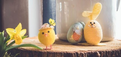 Easter chick, bunny and daffodils