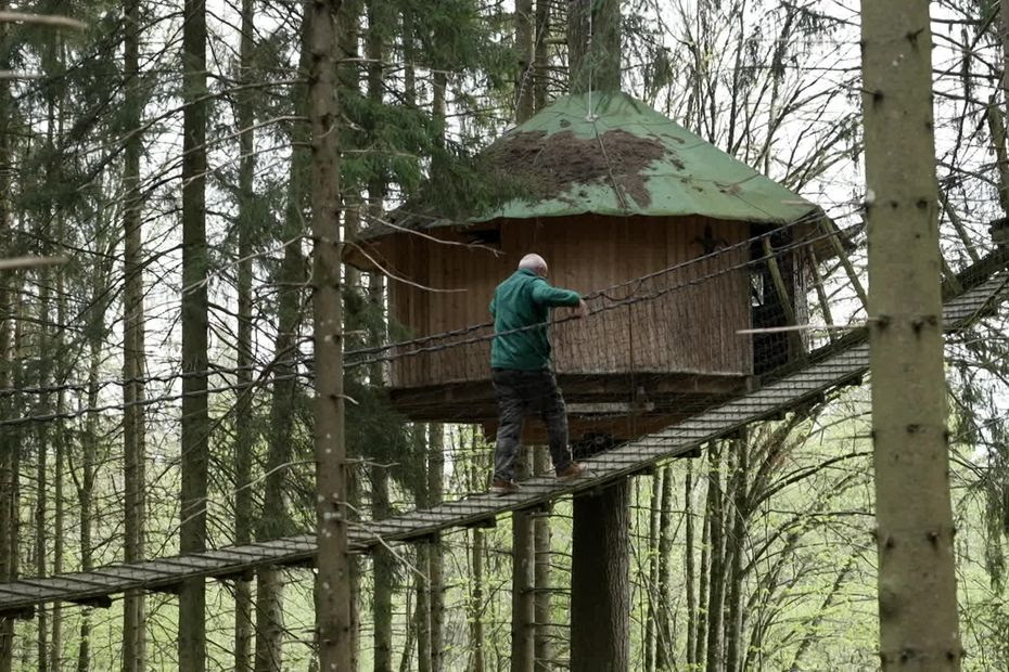 Yourte, cabane perchée ou maison de Hobbit : quand les touristes font le choix d'hébergements insolites