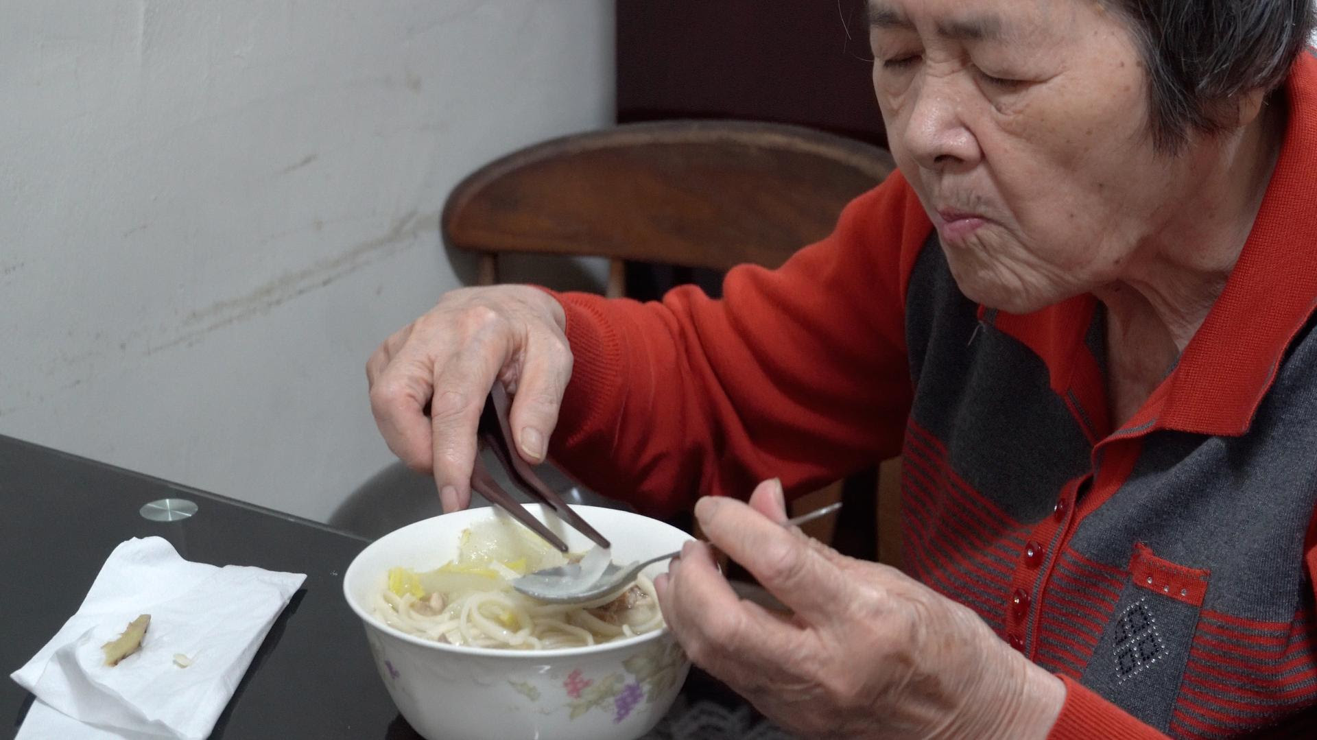 長輩吃飯畫面