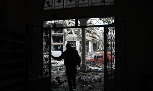 Un hombre observa la destrucción en Nabatieh, Líbano, después del alto el fuego.