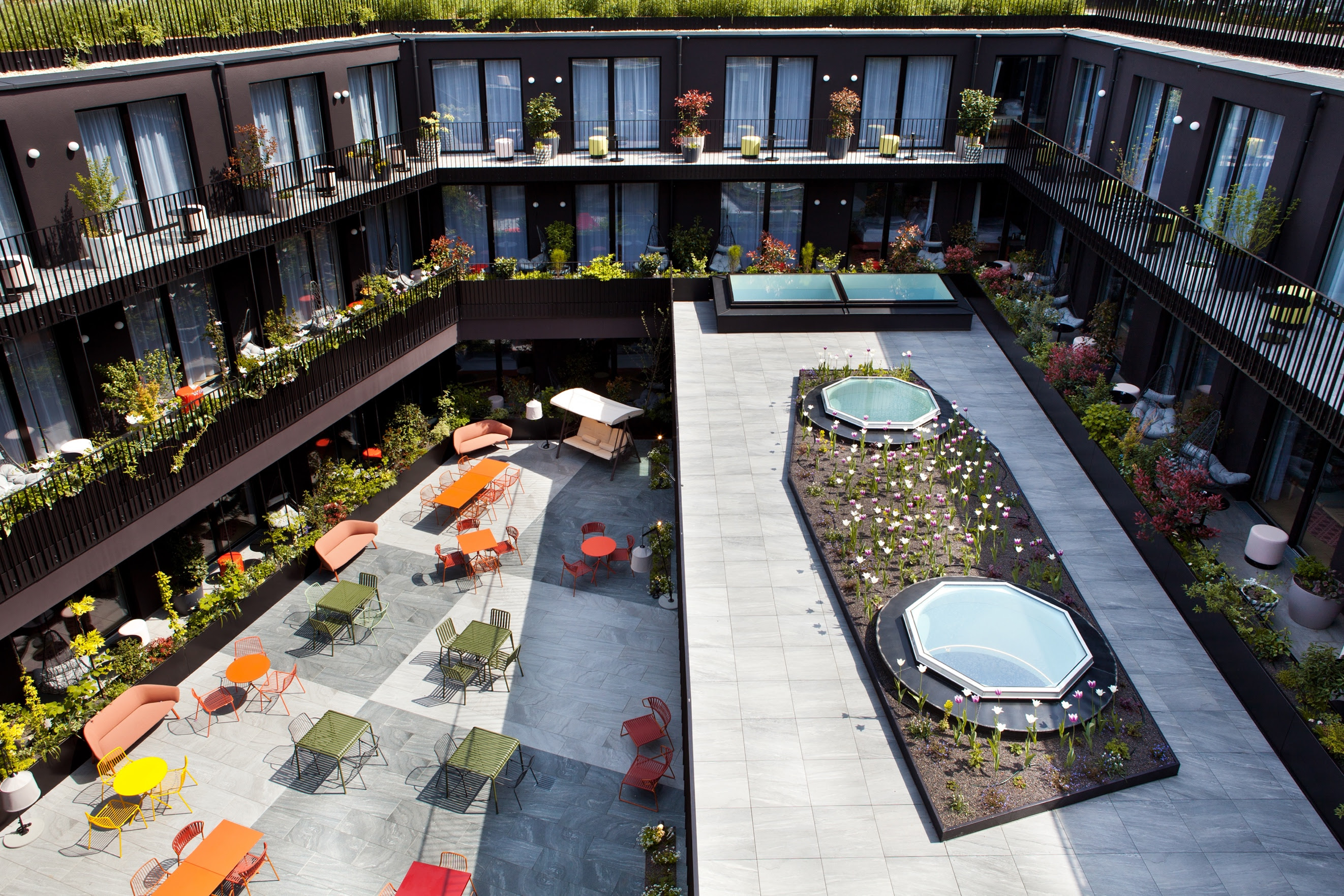 A courtyard with a hot tub and a jacuzziDescription automatically generated