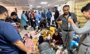 ARCHIVO. Heridos en los bombardeos israelíes esperan ser atendidas en el hospital Al-Shifa, en la ciudad de Gaza.