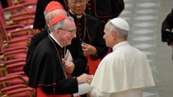 Il cardinale segretario di Stato, Pietro Parolin, saluta Leone XIV in Aula Paolo VI