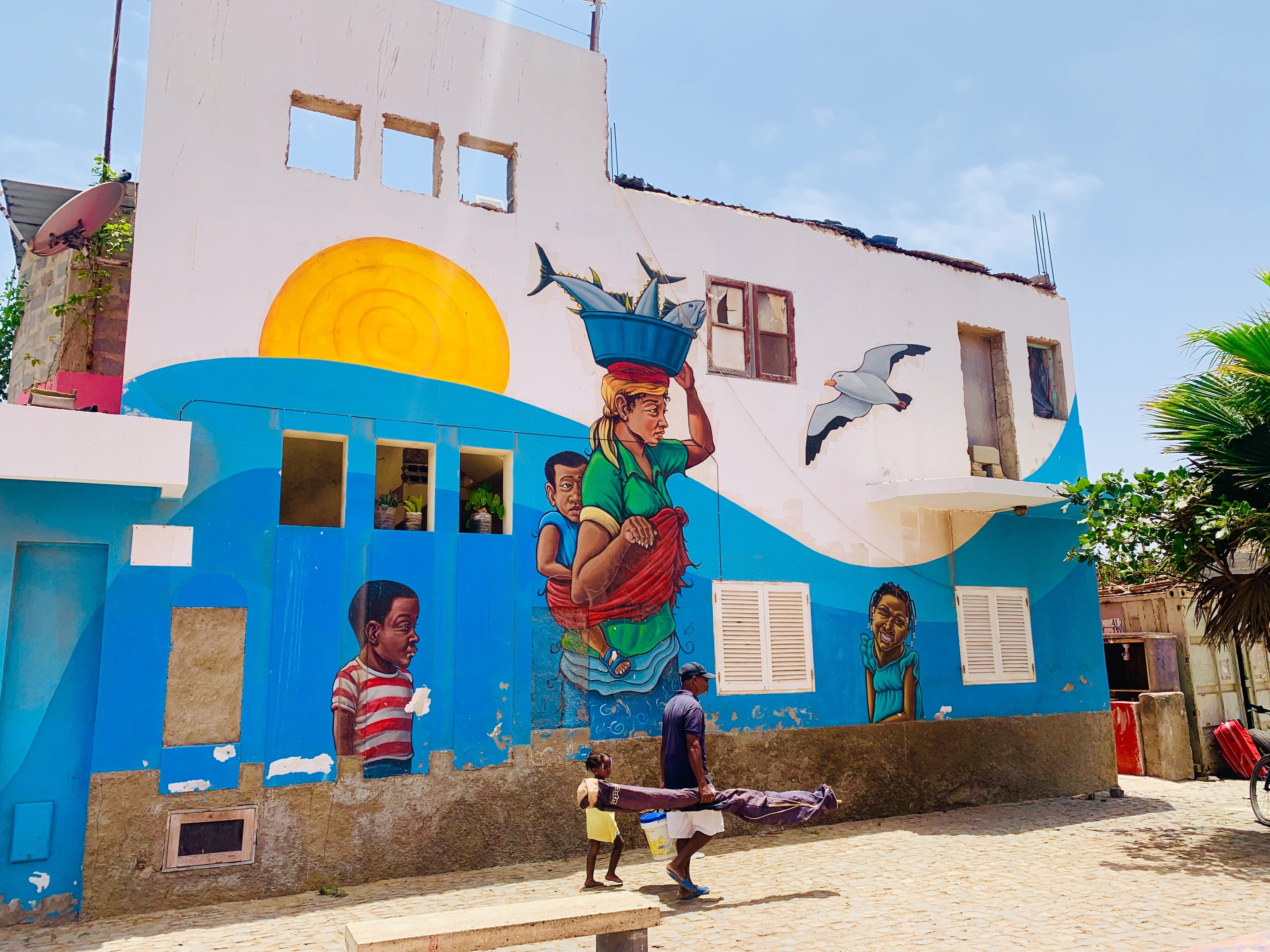 Uno de los alegres murales que salpican Cabo Verde.