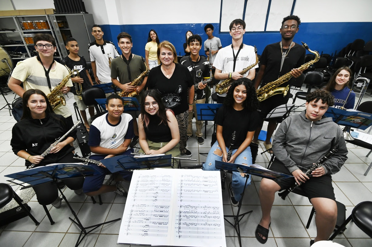 Alunos podem aprender instrumentos de cordas, sopro, percussão e canto 