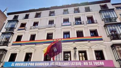 AV.- Almeida defiende el derecho de los grupos a colocar la bandera LGTBI en los balcones de sus despachos