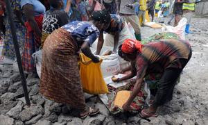 Mujeres recibiendo ayuda alimentaria de las agencias de la ONU en Goma, en el este de la República Democrática del Congo.