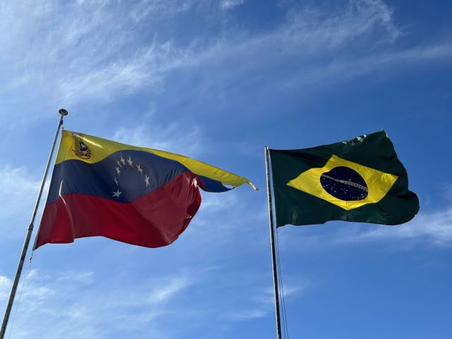 Bandeiras da Venezuela e do Brasil na fronteira entre os dois países