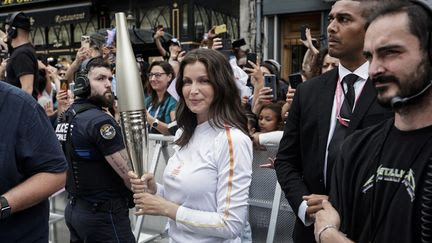 JO de Paris 2024 : Laetitia Casta et Pharrell Williams relayeurs de la flamme à Saint-Denis