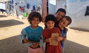 Niños huérfanos reunidos en un descampado del campo de Al-Baraka, en la zona de Al-Mawasi de Jan Yunis.