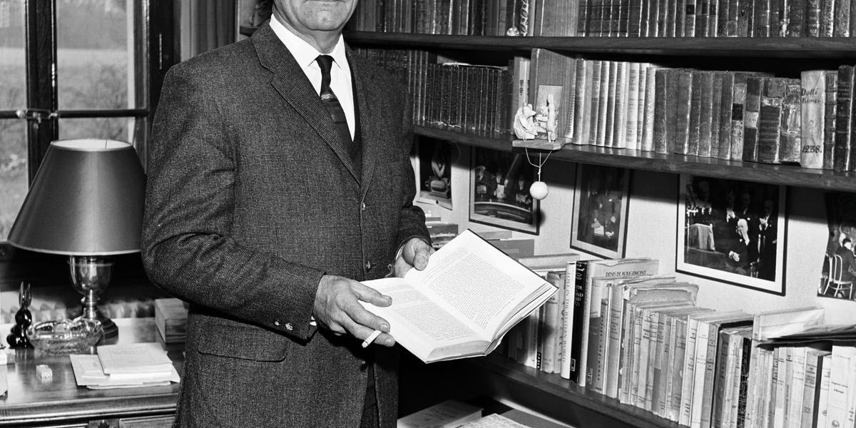 Denis de Rougemont, writer, pictured inside his house in Geneva, Switzerland, on April 23, 1963. (KEYSTONE/PHOTOPRESS-ARCHIV/Str) Denis de Rougemont, Schriftsteller, aufgenommen am 23. April 1963 in seinem Haus bei Genf. (KEYSTONE/PHOTOPRESS-ARCHIV/Str)