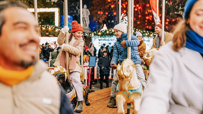 Niños montando en el carrusel de Viena