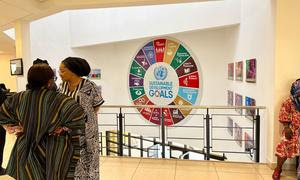 Una placa mural en las oficinas de la ONU en Abuja (Nigeria) muestra los Objetivos de Desarrollo Sostenible.