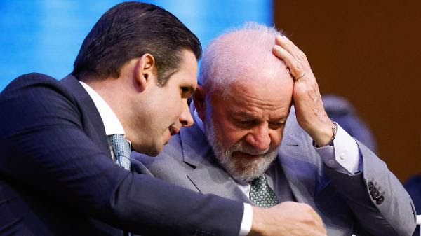 Hugo Motta e Lula em evento em Brasília. Presidente da Câmara afirmou que o petista está 'criando' a polarização social