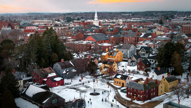 En Portsmouth, las vacaciones navideñas se centran en las celebraciones tradicionales y el encanto de Nueva Inglaterra.