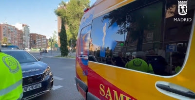 Un conductor positivo en alcoholemia choca contra un taxi y acaba sobre la acera en la calle Alcalá