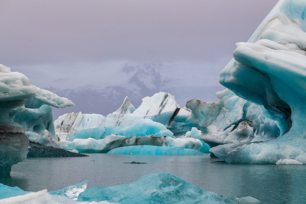 Plan d’eau entouré de montagnes de glace