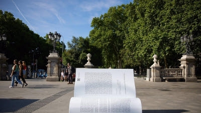 Ocho distritos de la capital acogen 26 bancos con forma de libro gigante hasta el 22 de junio