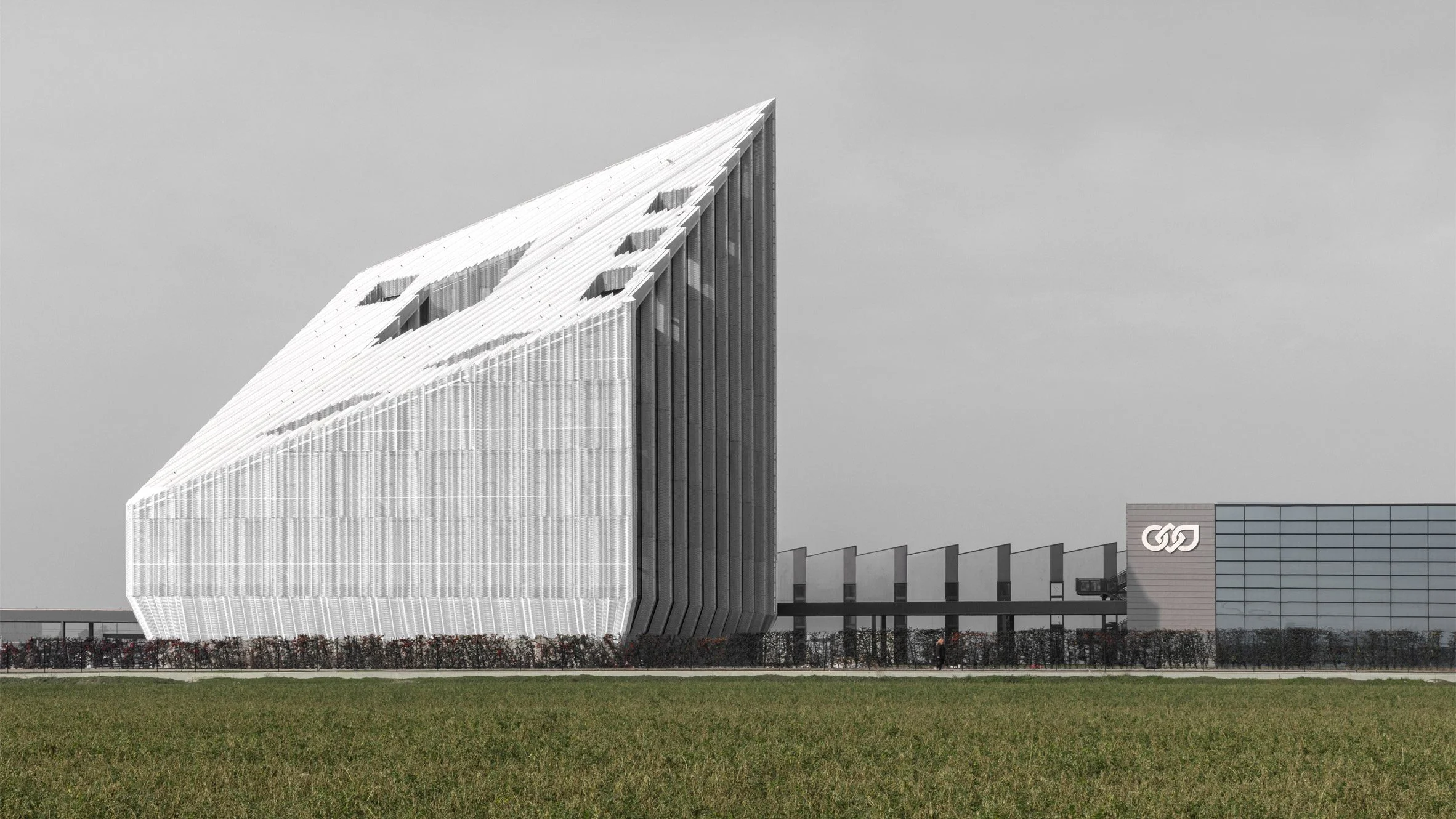 La estética del edificio de las oficinas recuerda al imagotipo de Bonfiglioli y a la cubierta dientes de sierra o tipo shed de la propia fábrica.