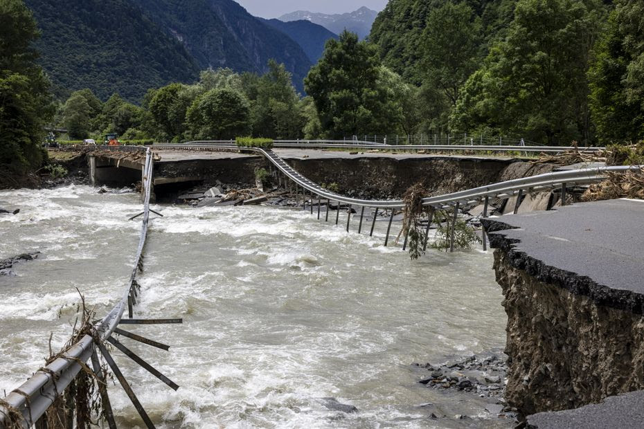 VIDÉO. Deux morts et un disparu, des centaines d'habitants évacués : le lourd bilan des pluies torrentielles dans le sud de la Suisse