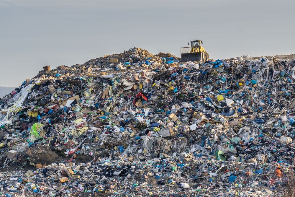 Immense tas de déchets plastiques
