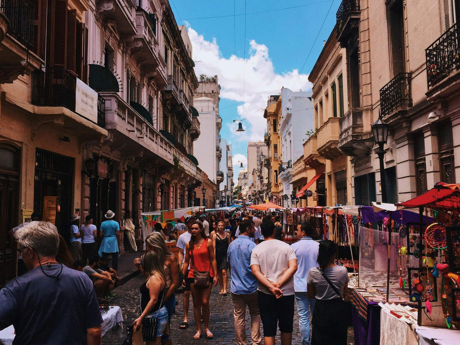 personas caminando en una calle estrecha