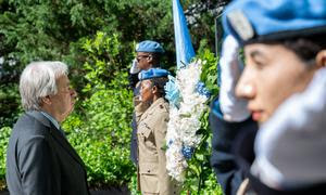 El Secretario General António Guterres (izquierda) rindió tributo a los cascos azules caídos.