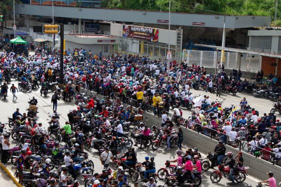 Entre motorizados y la avenida Bolívar a medio llenar Maduro cerró su campaña en Caracas