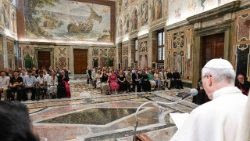 Il Papa durante l'udienza agli insegnanti delle scuole cattoliche in Irlanda, Inghilterra, Galles e Scozia e ad alcuni giovani della diocesi di Copenhagen