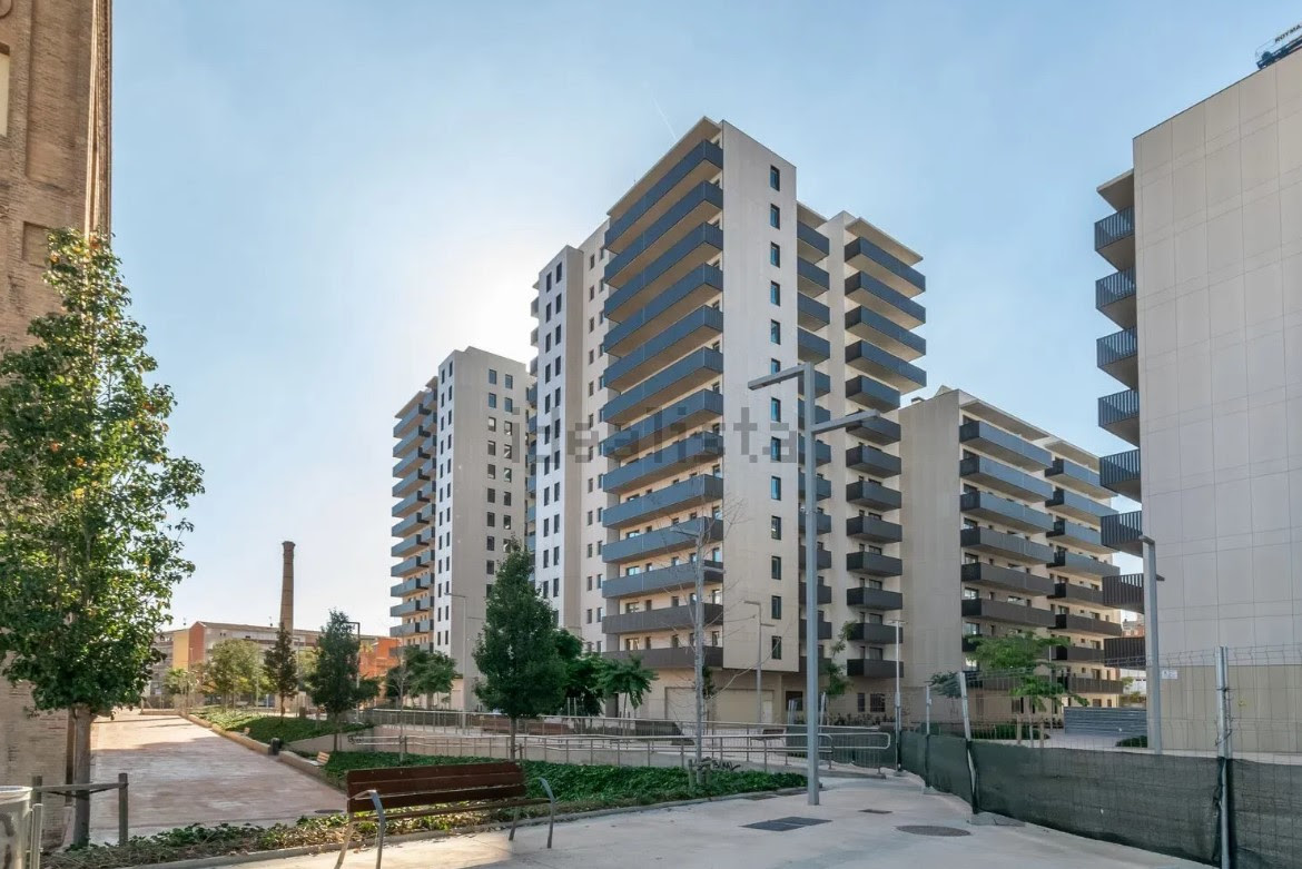 Hospitalet de Llobregat retoma el liderato del ranking de demanda relativa de idealista Datos recopilados y analizados por idealista/data, la 'proptech' de idealista que proporciona información destinada a un público profesional para facilitar la toma de decisiones estratégicas, tanto en España, Italia y Portugal. Utiliza todos los parámetros de la base de datos de idealista en cada país, así como otras fuentes de datos públicas y privadas para ofrecer servicios de valoración, inversión, captación y análisis del mercado.