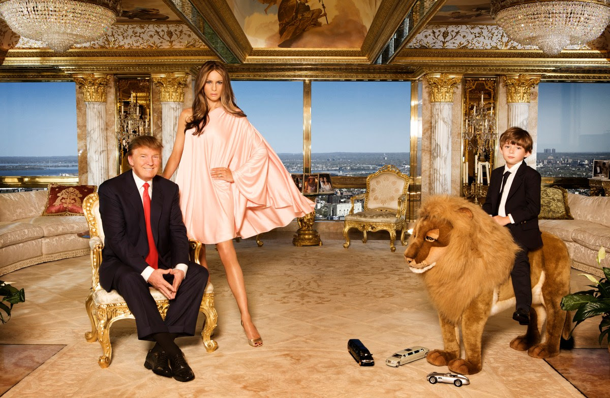Melania, Donald và Barron Trump tại buổi chụp ảnh ở nhà