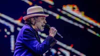Joaquín Sabina llena de 'bombines' el Madrid Arena en su concierto de despedida con el público en pie