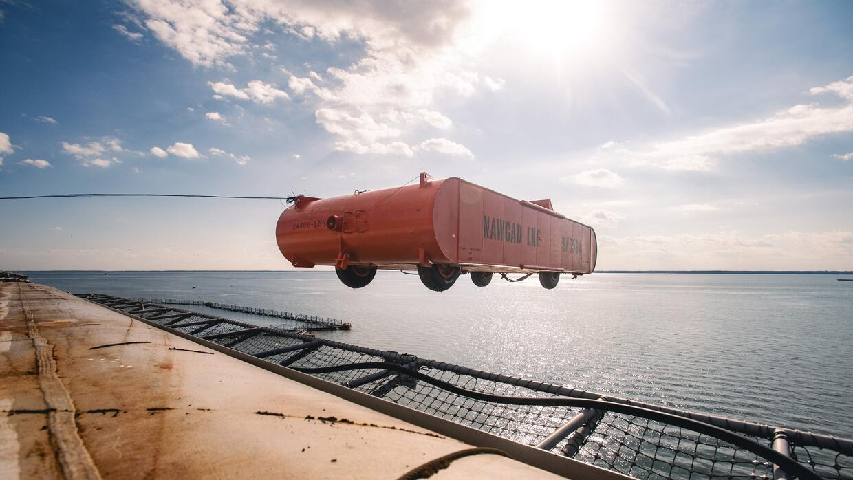 Por esta razón este portaaviones estadounidense está arrojando autos a un río