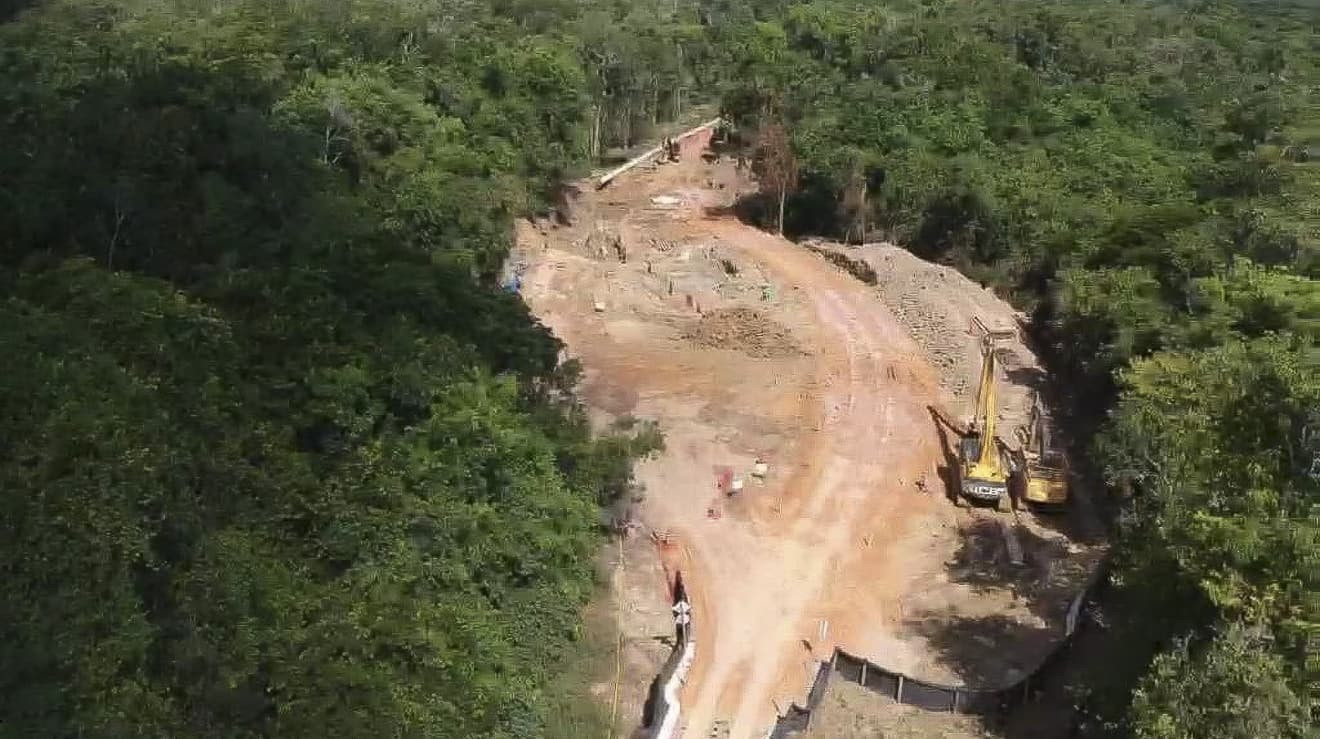 Vista aérea de la deforestación para construir un mineroducto en la selva del estado amazónico brasileño de Pará, Brasil