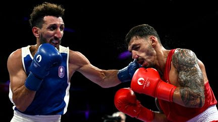 Le boxeur Sofiane Oumiha s'assure une médaille en se qualifiant pour les demi-finales des Jeux de Paris 2024