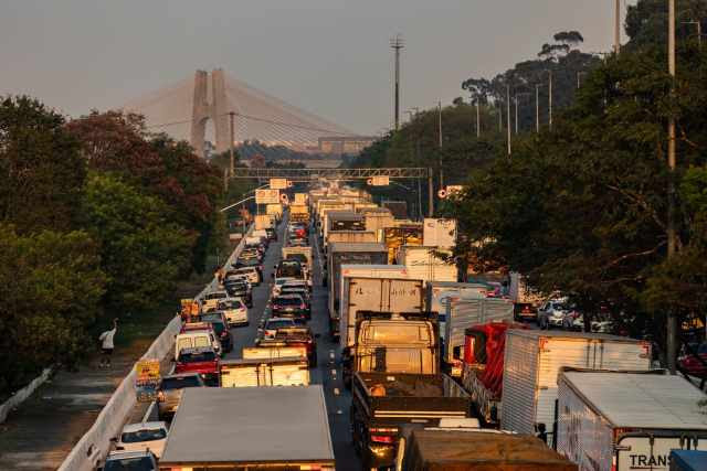 Imagem aérea mostra trânsito em avenida de São Paulo e céu coberto por poluição; qualidade do ar na cidade bate recordes negativos