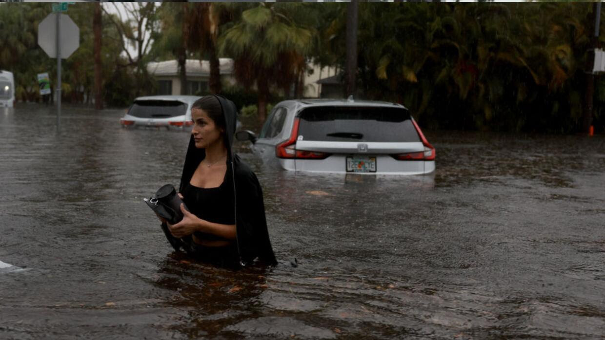 Autos abandonados y casas inundadas: las impactantes imágenes tras días de fuertes lluvias en Florida