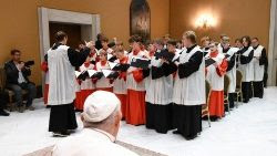 Papa Francesco in ascolto del coro Dresdner Kapellkn (Vatican Media)