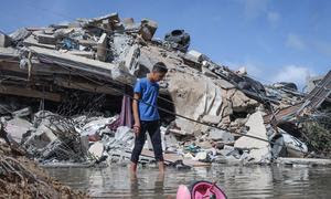 Un niño palestino inspecciona su casa, blanco de los aviones de guerra israelíes en la ciudad de Gaza. (Foto de archivo)