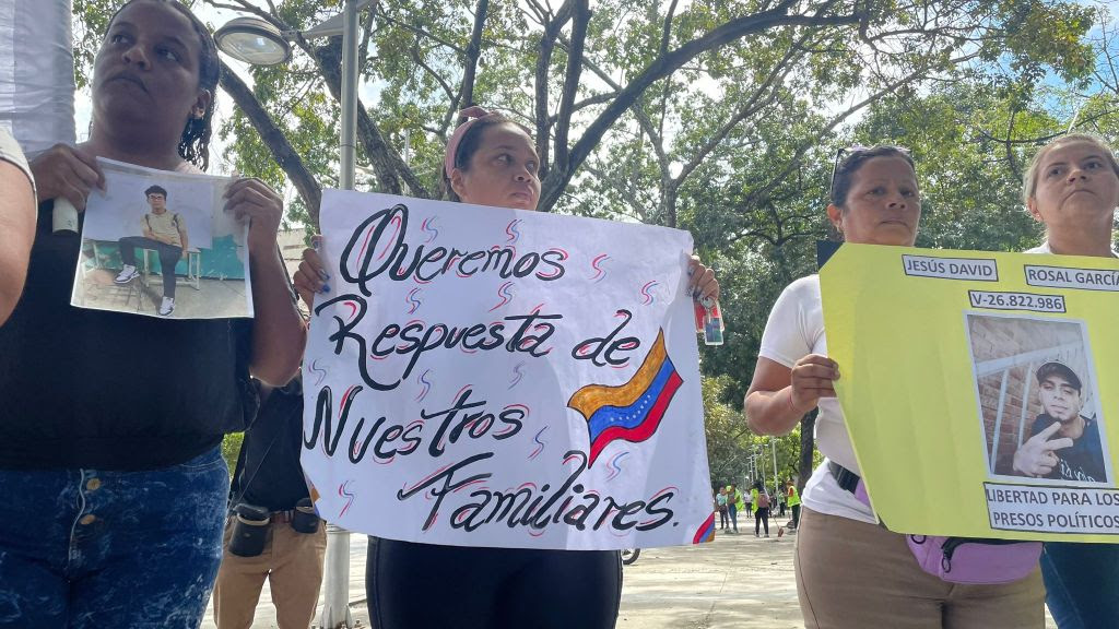 "Le están truncando sus sueños", dice madre de adolescente en protesta frente a la Fiscalía