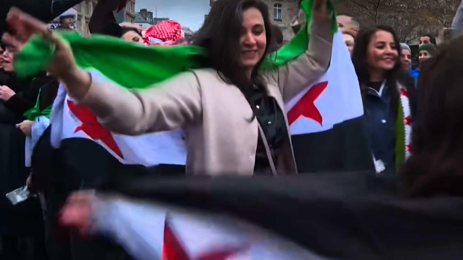 En Syrie, comment le drapeau emblématique de l'opposition redevient le drapeau national