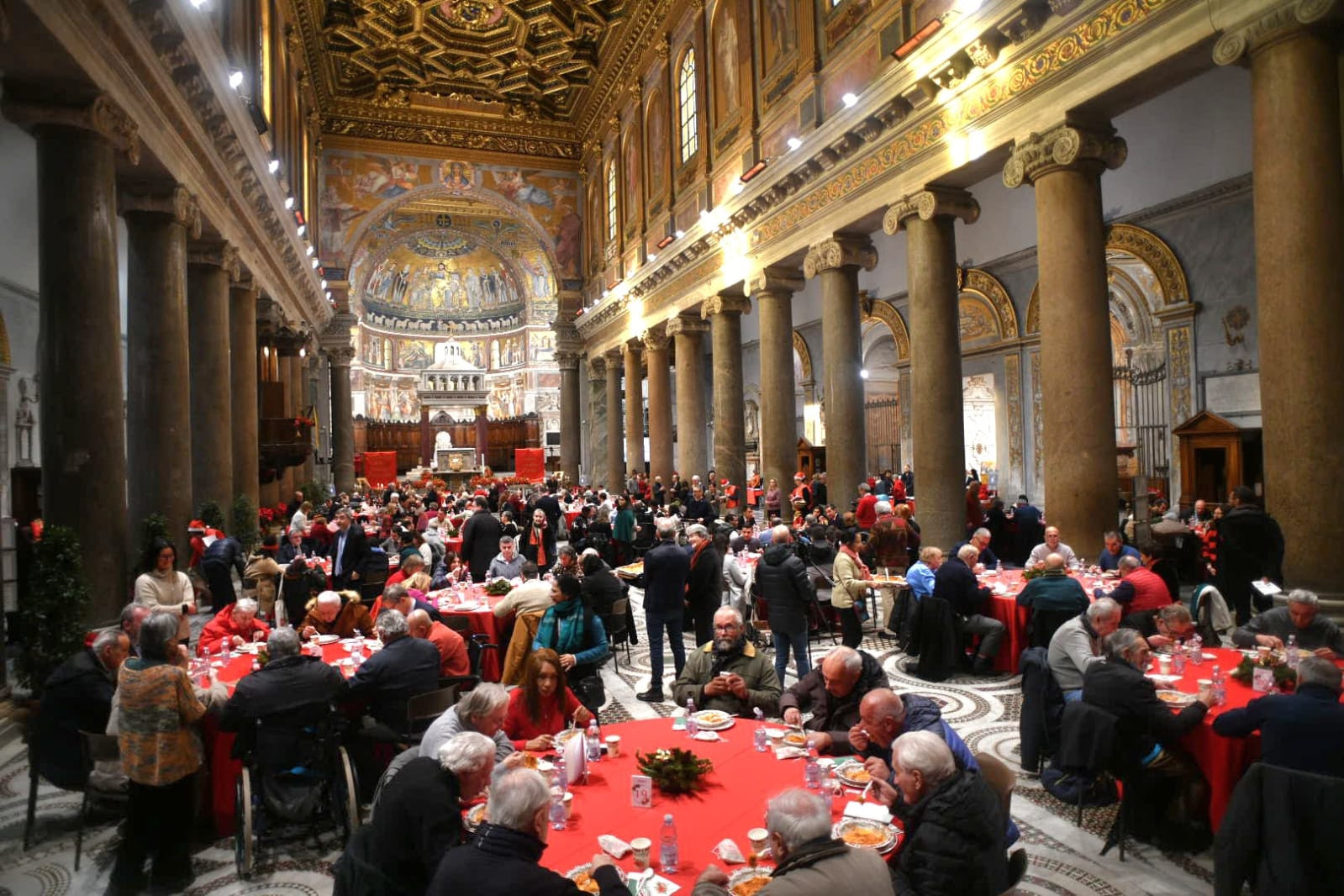 Il Pranzo di Natale della Comunità di Sant'Egidio nella splendida Basilica di Santa Maria in Trastevere