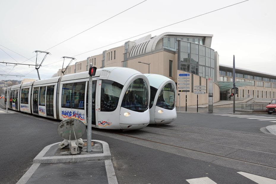 Rupture de canalisation à Lyon : le quartier Confluence inondé, le tramway perturbé jusqu'à vendredi