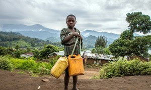 Un niño va a recoger agua en el campo de desplazados de Minova en Kivu Sur, en la República Democrática del Congo.