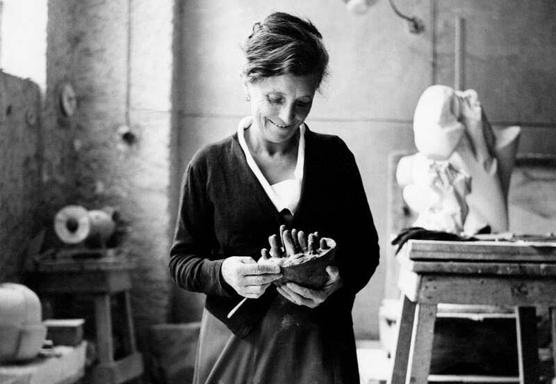 Louise Bourgeois contemplating GERMINAL, 1967 © The Easton Foundation, Ph. Studio Fotografico, Carrara
