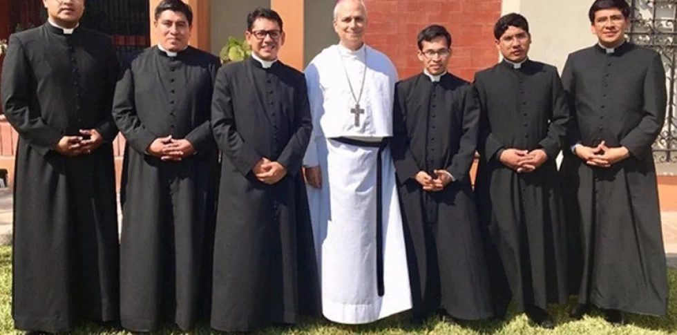 El obispo Prevost, con seminaristas de la diócesis de Chiclayo.