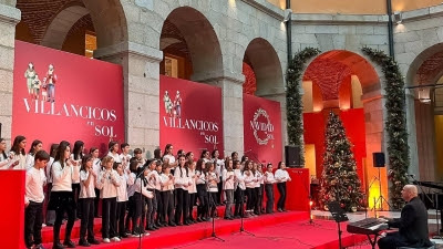 Los coros de los colegios Joaquín Blume y La Zarzuela llevan sus villancicos a la Real Casa de Correos