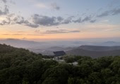 La vista panorámica que ofrece Espina hacia las montañas del centro del país es excepcional.