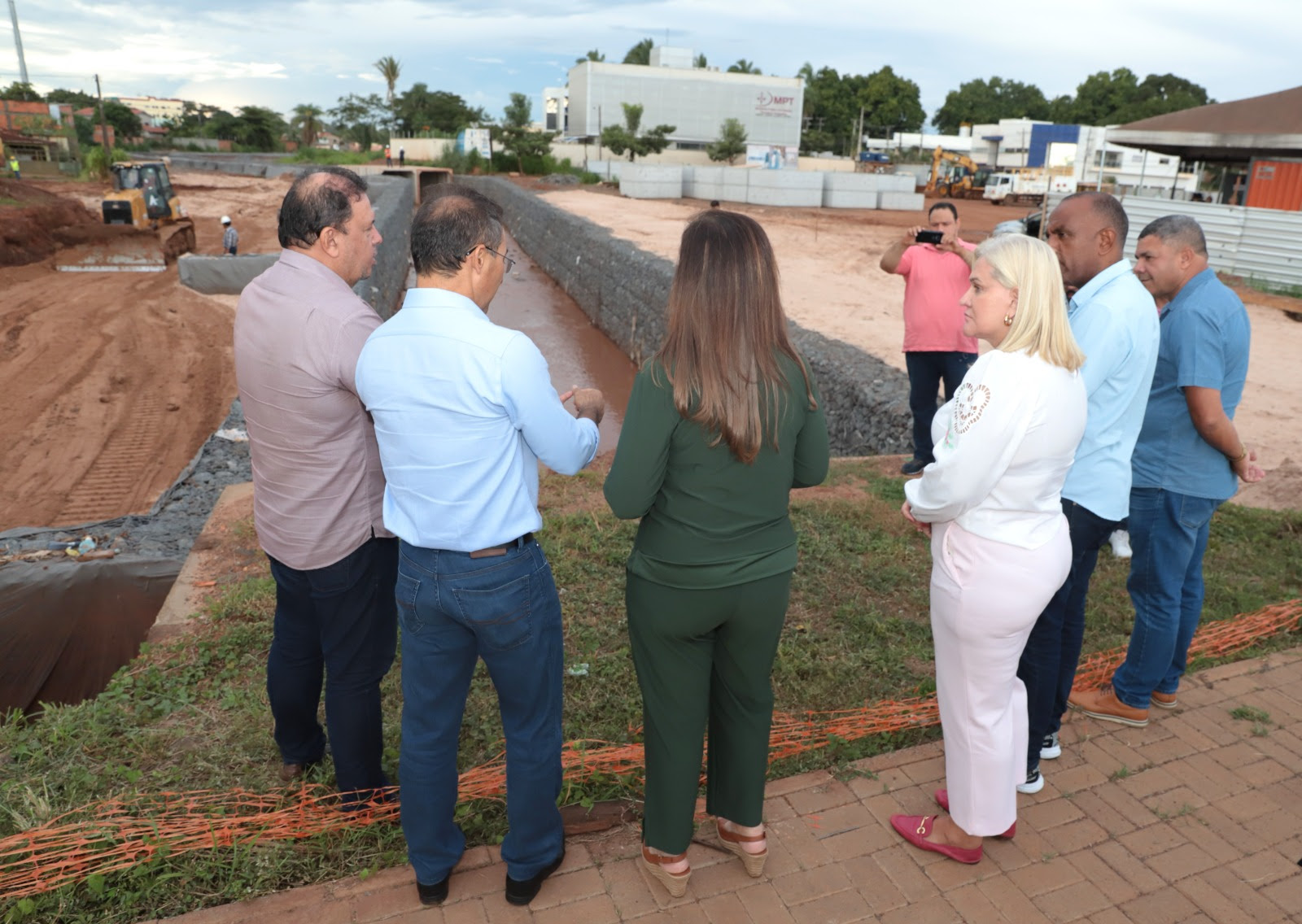 Na Avenida Siqueira Campos, a comitiva acompanhou as explicações do prefeito Wagner sobre o impacto das obras na infraestrutura urbana na cidade