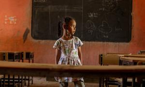 Fátima, una niña de 6 años de Jartum, en un aula vacía del espacio de aprendizaje seguro apoyado por UNICEF en el estado de Kassala, Sudán.